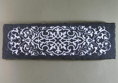 Sgraffito-Tafel „Arabesken auf schwarzem Hintergrund“, 25 × 79 cm