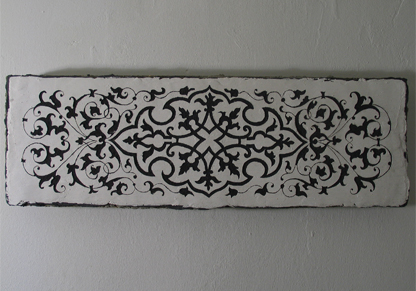 Sgraffito-Tafel „Arabesken auf weißem Hintergrund“, 25 × 79 cm