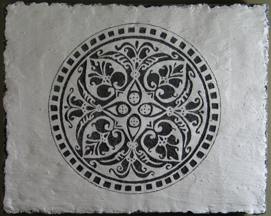 Sgraffito-Tafel mit kreisförmigem Blütenornament, schwarz auf weißem Kalkputz