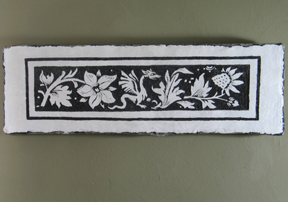 Sgraffito-Tafel „Drache mit Erdbeere und Blume“, 79 × 25 cm