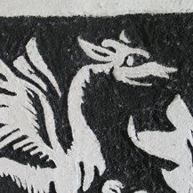 Detailansicht „Drache mit Erdbeere und Blume“