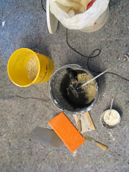 Kalkputz, Pigment und Werkzeug
