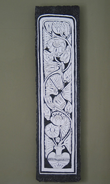 Sgraffito-Tafel „Vase mit Lotusblüte, Indien, 2. Jhd.“, 25 × 99 cm