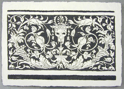 Sgraffito-Tafel „Totenschädel mit Blumenranken“, 65 × 47 cm